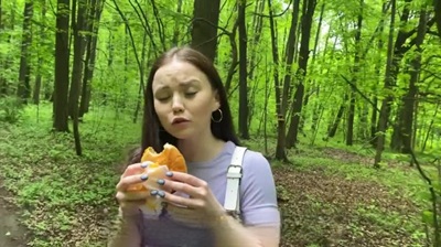 Бывшая сокурсница далась в лесу за бургер со сладкой спермой